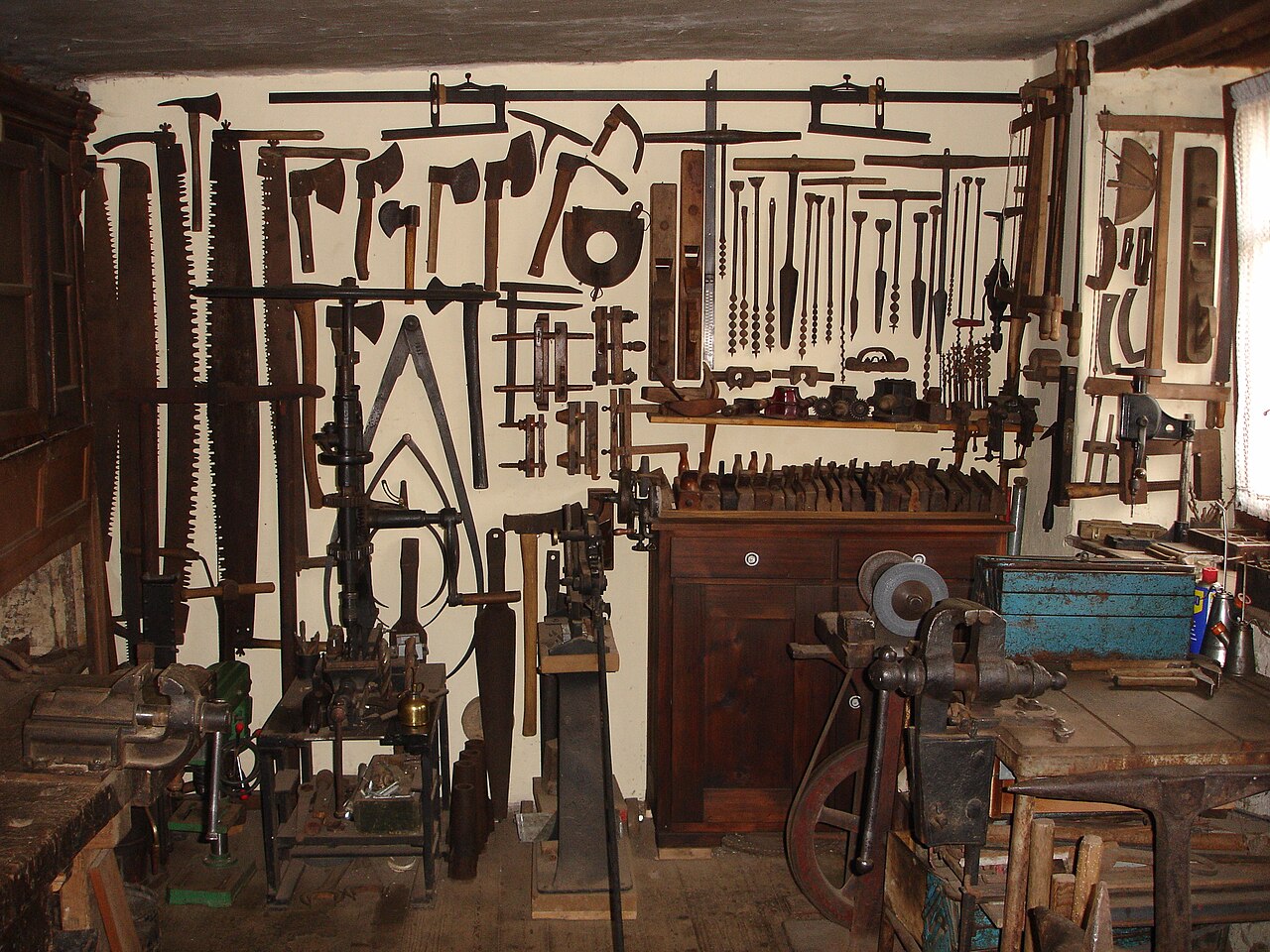 Gallery wall, shelves, a wobbly bannister — knocked out the whole list today.